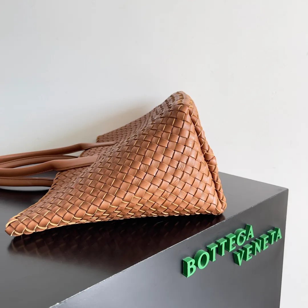 Batch 2860 Classic returns... (large size 51cm) • Cabat, born in 2001, is one of the most iconic styles of the Bottega Veneta workshop. The whole bag is made of top-grade imported lambskin. There is no exposed logo on the whole bag, but with the classic wide woven elements, you can tell who it belongs to at a glance! Can be carried on one shoulder, very practical! Style number: 608811 Size: 51*18*28